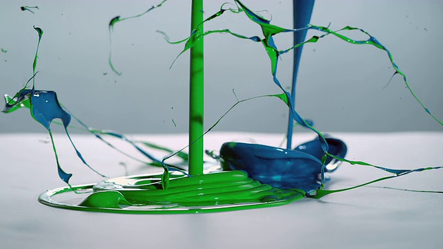 SLO MO绿色和蓝色交响乐在白色的表面视频素材