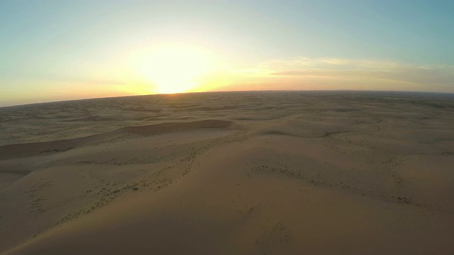 日落时分腾格里沙漠的汽车鸟瞰图/阿拉山，内蒙古，中国。视频素材