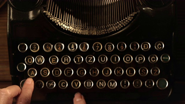 在一台旧打字机上打字很快视频素材