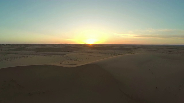 腾格里沙漠日落鸟瞰图/阿拉山，内蒙古，中国。视频素材