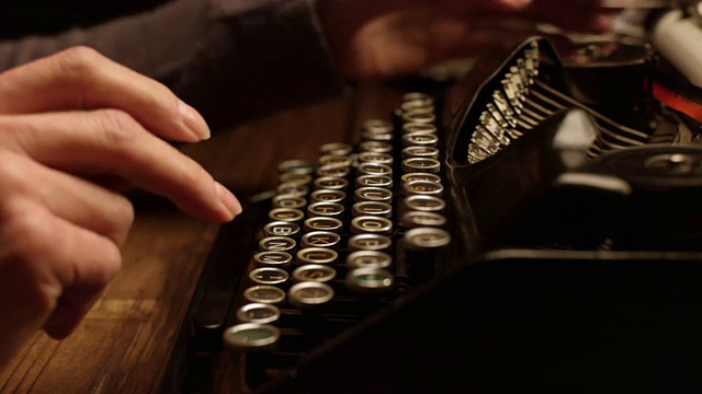 DS女人的手在旧打字机上打字视频素材