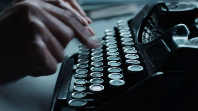 在一台旧打字机上快速工作的女人视频素材