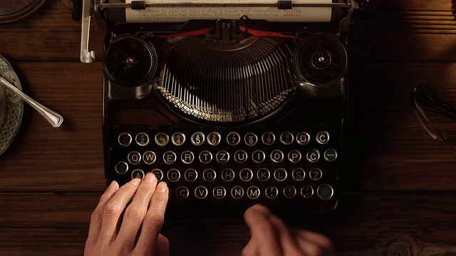 在一台旧打字机上打字视频素材