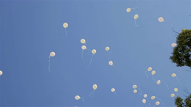 白色的气球在天空中飞翔视频素材