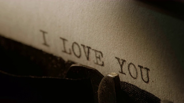 用旧打字机打出“我爱你”的字样视频下载