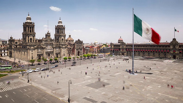 TL, WS, HA在Zocalo，主要广场/墨西哥城的人们和交通视频下载