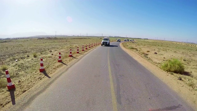 汽车行驶在戈壁沙漠/阿拉善道路的POV视图，内蒙古，中国。视频下载