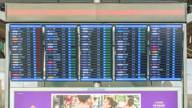 旅客在登机牌上查询航班信息视频素材