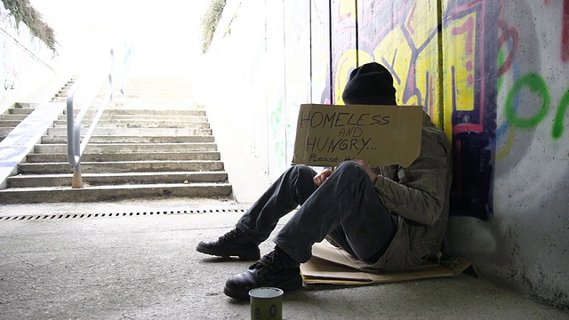HD DOLLY:无家可归的人乞讨视频素材