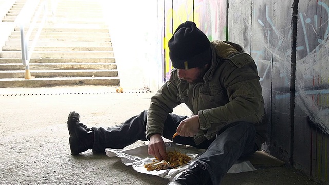 多莉:无家可归的人在吃东西视频素材