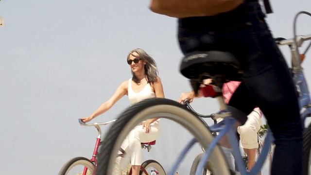 自行车的夫妇视频素材