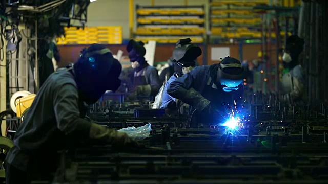 HD:工业工厂的焊接工作。视频下载