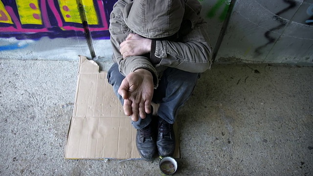 高清多莉:无家可归的人拿着一个张开的手掌视频素材