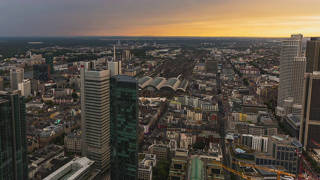 T/L Frankfurt am Main - Skyline -在日落时分用平移镜头拍摄法兰克福的中央车站，集市和金融区视频素材