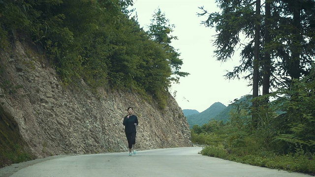 年轻女子在山上奔跑视频素材