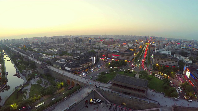 WS鸟瞰图古城墙南门和日落的城市景观/陕西西安，中国视频下载