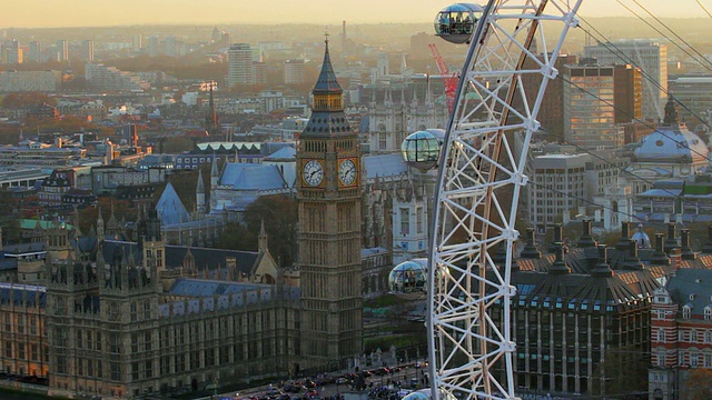 日落时伦敦议会大厦和伦敦眼的鸟瞰图。视频下载