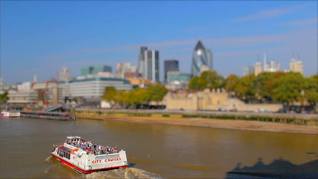 河上游船和伦敦城的天际线。视频素材