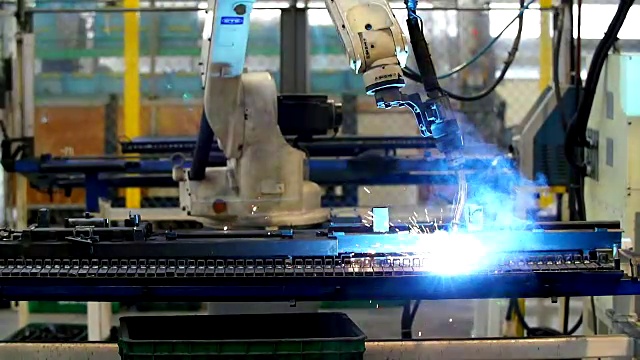 HD:机器人手臂在工厂焊接。(缓慢)视频素材