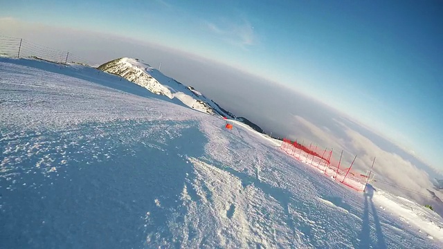 HD-Motion效果:直线下坡滑雪的宽镜头视频素材