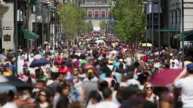 墨西哥墨西哥城，人们走过拥挤的街道视频下载