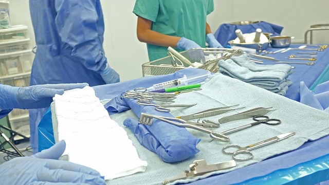 医务人员在准备手术时安排手术剪刀视频下载