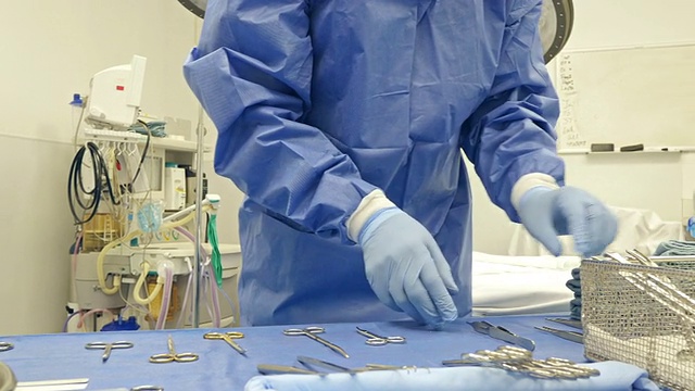 外科医生为外科手术准备医疗器械视频下载