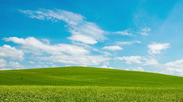T/L 8K云景在美丽的草地视频素材