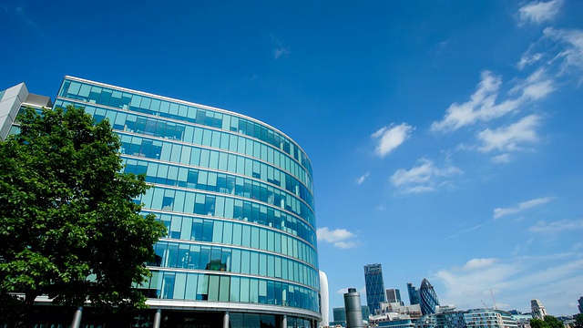 办公商业大厦在伦敦，英国-时间推移视频素材