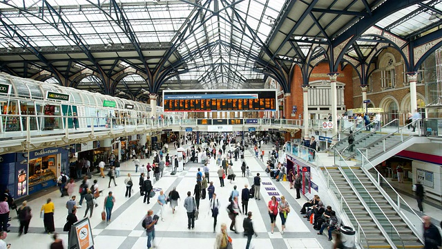 拥挤的火车站，伦敦的利物浦街，时光流逝视频素材