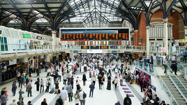 拥挤的火车站，伦敦的利物浦街，时光流逝视频素材