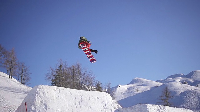 滑雪者在雪上公园表演魔术视频素材