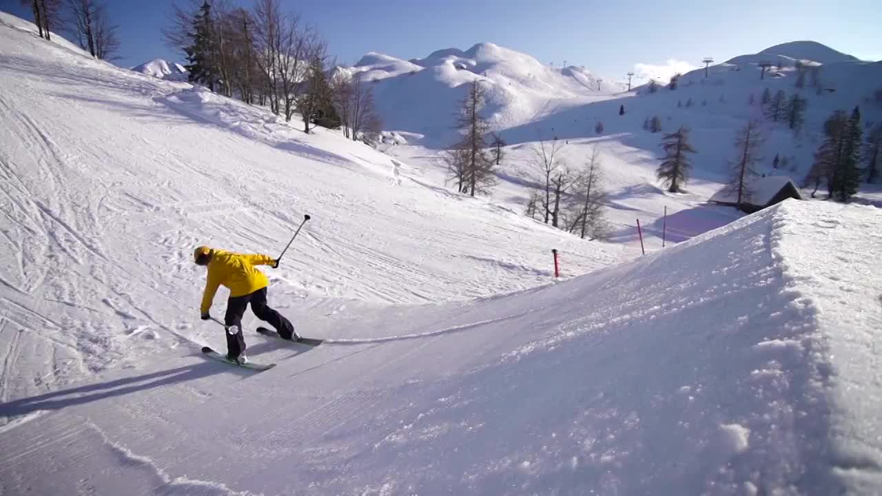 自由式滑雪者在雪场表演特技视频素材