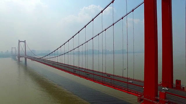 中国湖北武汉的鹦鹉岛长江大桥视频下载
