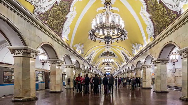 俄罗斯莫斯科共青团地铁站T/L WS PAN视频素材