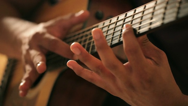 原声吉他在音乐家的手中视频素材