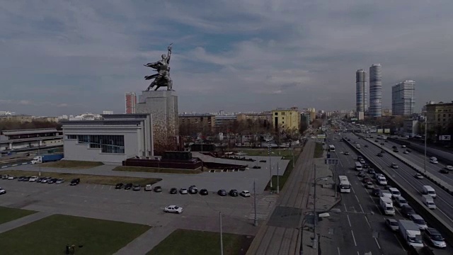 在VDNH /俄罗斯，莫斯科，纪念碑工人和Kolkhoz妇女鸟瞰图视频素材