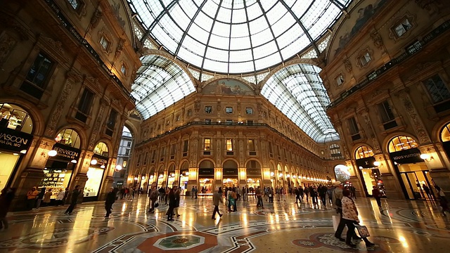 WS TD拍摄于Galleria Vittorio Emanuele II商场室内/米兰，伦巴迪亚，意大利视频下载