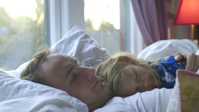 女孩和爸爸依偎在床上，美国加州洛杉矶视频下载