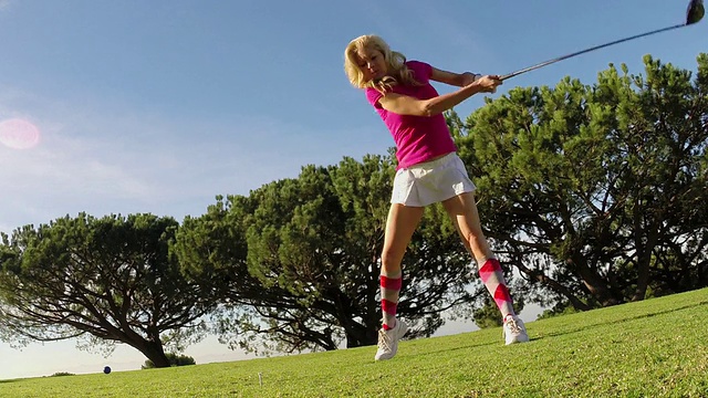 打高尔夫球的女人。——慢动作视频素材
