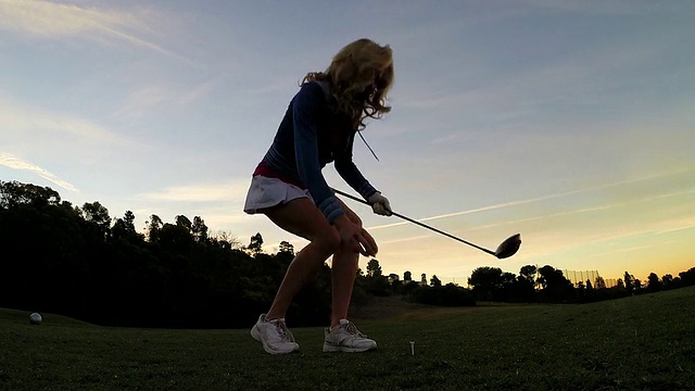 打高尔夫球的女人。视频素材