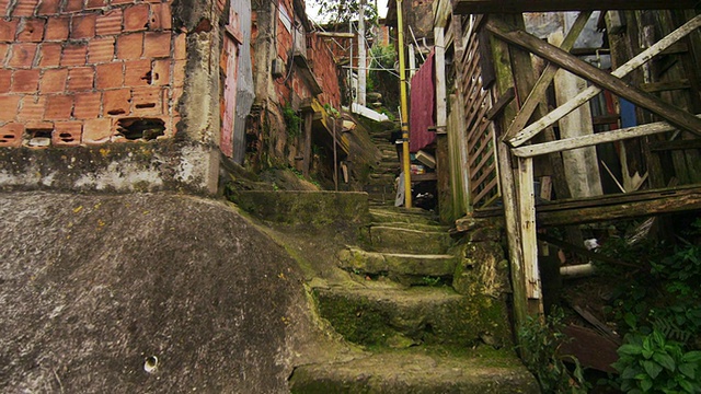 在巴西里约热内卢的贫民区，拥挤的棚屋沿着楼梯的跟踪拍摄视频下载