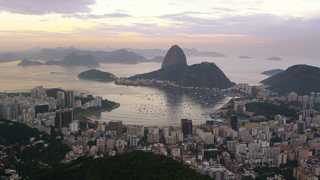 仍然拍摄的粉红色日落在里约热内卢的城市景观视频下载