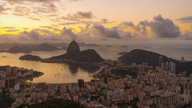 日出延时俯瞰里约热内卢和休格洛夫山。视频下载