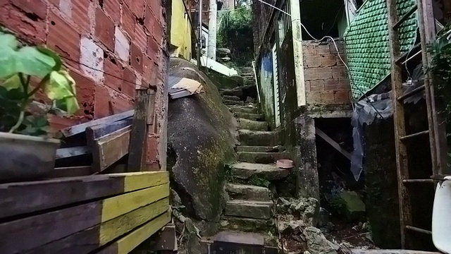 跟踪拍摄的棚户区沿着楼梯在里约热内卢de Janeiro，巴西视频下载