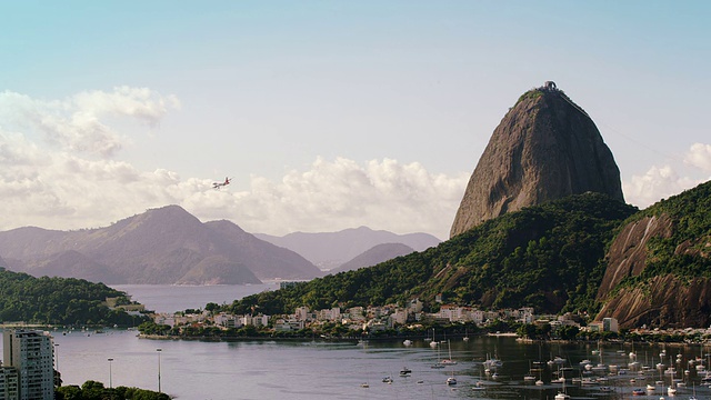一架飞机飞过巴西里约热内卢瓜纳巴拉湾上空的高清晰度静态镜头。视频下载