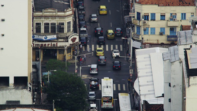 繁忙里约热内卢路口的延时镜头视频素材