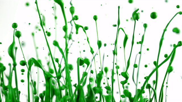 SLO MO绿色提升到空中创造美丽的形状视频素材