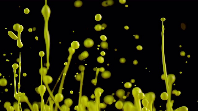 SLO MO黄色的空气舞蹈在黑色的背景视频素材