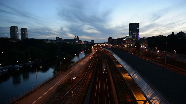 黄昏时分的斯德哥尔摩铁路视频素材